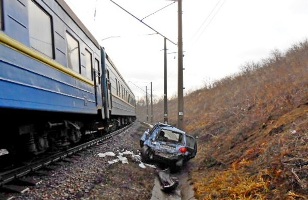 З мосту в Користівці автівка впала прямо під колеса дніпропетровського потягу (фото) (оновлено)
