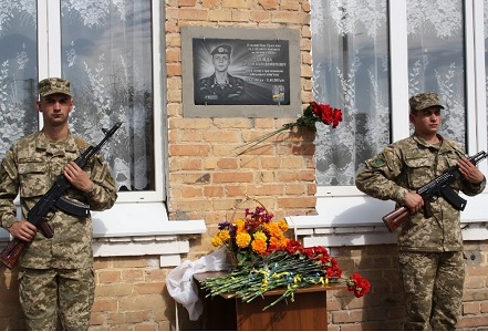 В Новій Празі меморіальною дошкою вшанували пам'ять Героя АТО