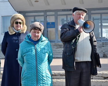 Олександрійські пенсіонери і депутати мітингували перед зачиненою радою