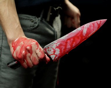 У Димитровому 19-річний юнак отримав ножем у живіт від агресивного незнайомця