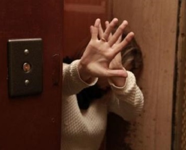 В Олександрії злодій пограбував жінку в ліфті й під час втечі загубив свою здобич
