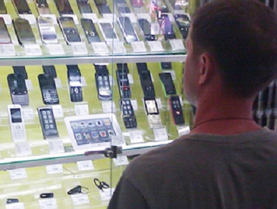 В олександрійському магазині електроніки прямо з вітрини поцупили мобільник