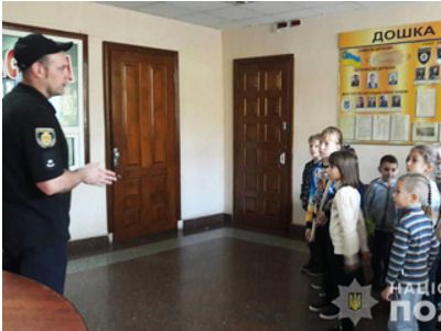 В Олександрії поліцейські показали службове авто та розповіли про спецзасоби школярам
