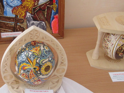 В Олександрії представили вишиванки, різьблення і писанки, серед яких є писанка із страусиного яйця (фото)
