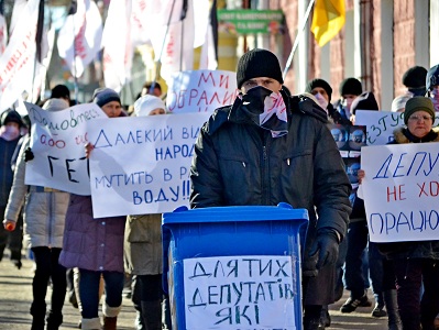 В Олександрії депутата, який не хотів працювати, кинули до сміттєвого баку (ВІДЕО)