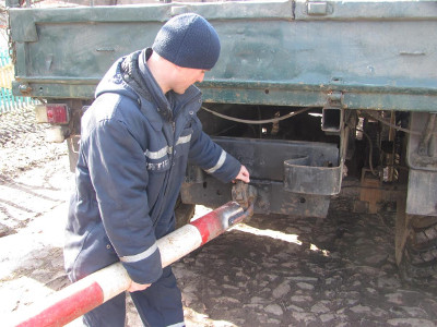 В Олександрії 5 чоловік витягали вантажівку