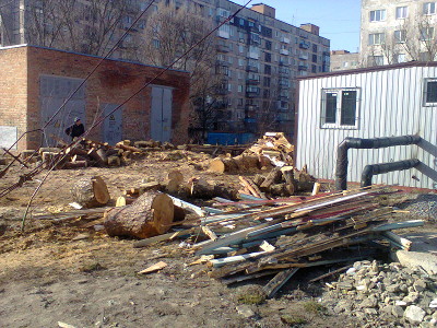 Біля 17 школи «дров’яна» котельня, вочевидь, використовує для опалення будівельне сміття (ФОТО)