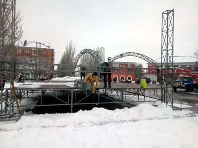 В Олександрії ремонтують мобільну сцену, яка на думку наближених до влади ресурсів, була завчасно демонтована