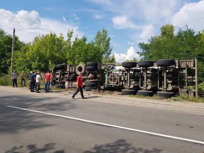 В Олександрії біля заводу ЗБВ перекинулася вантажівка зі смолою (фото)